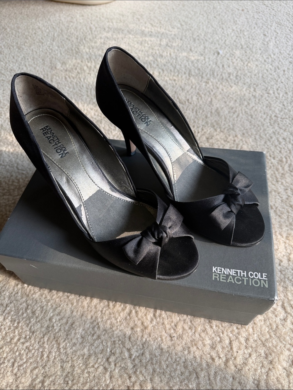 KENNETH COLE Reaction Rags to Riches Satin Heels,size 8M